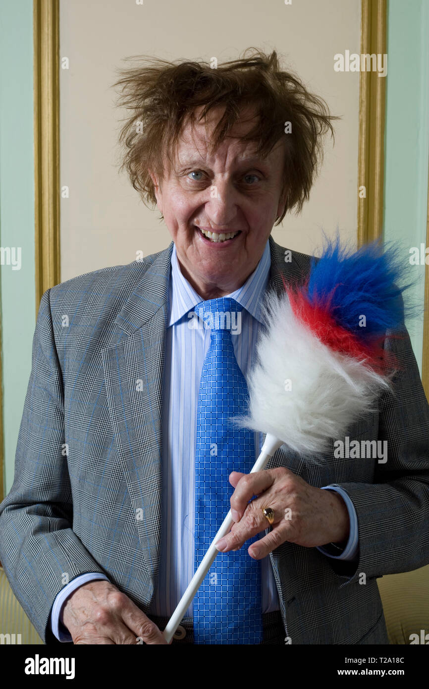 Le comédien britannique vétéran et chanteur auteur-compositeur Ken Dodd, représentée dans sa ville natale de Liverpool au cours d'une pause dans les tournées en tenant son bâton de chatouillement de marques. Dodd a eu de nombreuses visites d'enregistrement, saisie d'un cas sur dix-neuf reprises dans le Top 40 depuis le début des années 1960. Il a joué à spectateurs pour des concerts à travers le Royaume-Uni et a fait de nombreuses apparitions à la télévision. Banque D'Images