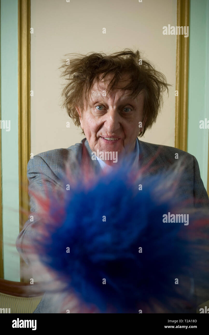Le comédien britannique vétéran et chanteur auteur-compositeur Ken Dodd, représentée dans sa ville natale de Liverpool au cours d'une pause dans les tournées en tenant son bâton de chatouillement de marques. Dodd a eu de nombreuses visites d'enregistrement, saisie d'un cas sur dix-neuf reprises dans le Top 40 depuis le début des années 1960. Il a joué à spectateurs pour des concerts à travers le Royaume-Uni et a fait de nombreuses apparitions à la télévision. Banque D'Images