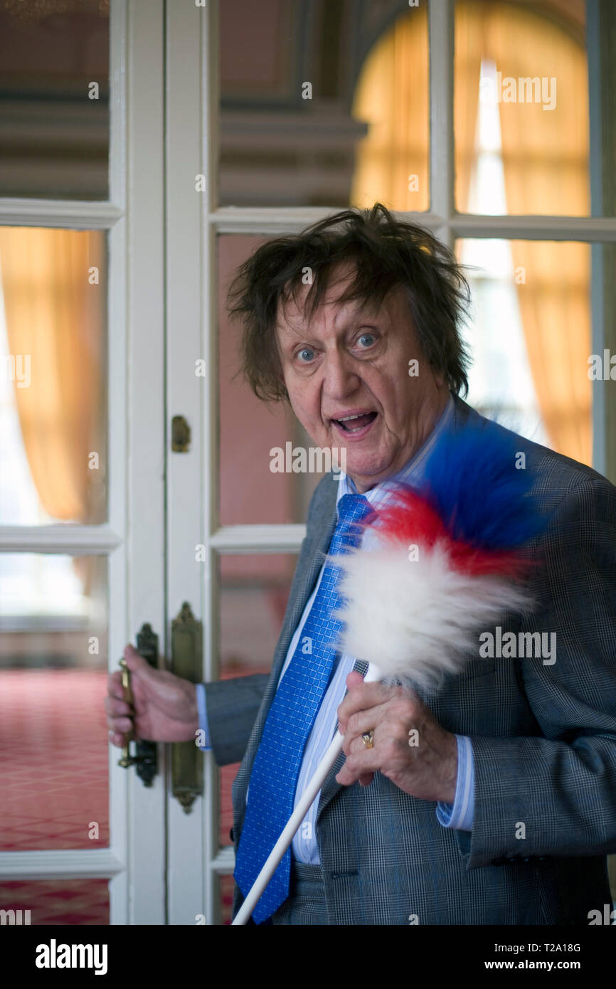 Le comédien britannique vétéran et chanteur auteur-compositeur Ken Dodd, représentée dans sa ville natale de Liverpool au cours d'une pause dans les tournées en tenant son bâton de chatouillement de marques. Dodd a eu de nombreuses visites d'enregistrement, saisie d'un cas sur dix-neuf reprises dans le Top 40 depuis le début des années 1960. Il a joué à spectateurs pour des concerts à travers le Royaume-Uni et a fait de nombreuses apparitions à la télévision. Banque D'Images