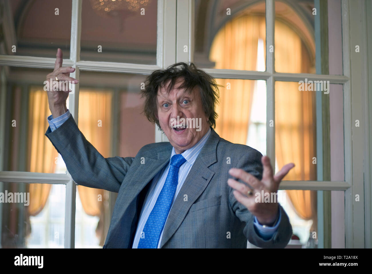 Le comédien britannique vétéran et chanteur auteur-compositeur Ken Dodd, représentée dans sa ville natale de Liverpool au cours d'une pause dans les tournées. Dodd a eu de nombreuses visites d'enregistrement, saisie d'un cas sur dix-neuf reprises dans le Top 40 depuis le début des années 1960. Il a joué à spectateurs pour des concerts à travers le Royaume-Uni et a fait de nombreuses apparitions à la télévision. Banque D'Images
