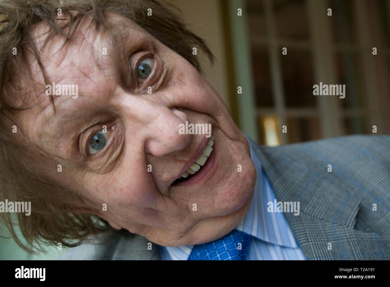 Le comédien britannique vétéran et chanteur auteur-compositeur Ken Dodd, représentée dans sa ville natale de Liverpool au cours d'une pause dans les tournées. Dodd a eu de nombreuses visites d'enregistrement, saisie d'un cas sur dix-neuf reprises dans le Top 40 depuis le début des années 1960. Il a joué à spectateurs pour des concerts à travers le Royaume-Uni et a fait de nombreuses apparitions à la télévision. Banque D'Images