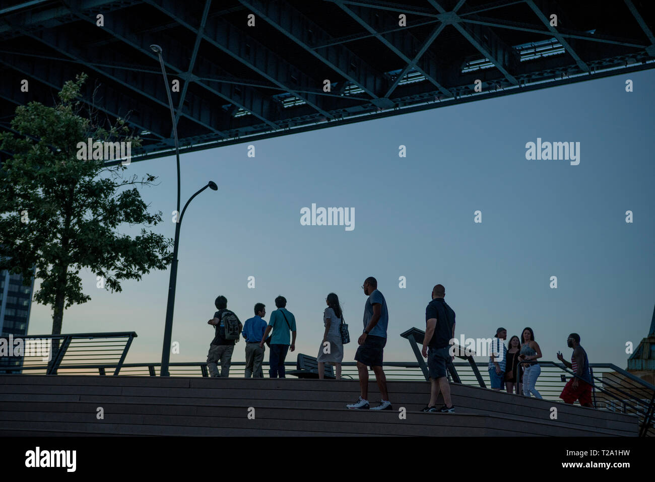 Les personnes bénéficiant de l'été soirée sur par le Ben Franklin par la rivière Delaware sur la Race Street Pier, Philadelphie, Pennsylvanie, Banque D'Images