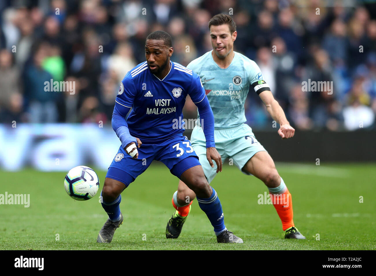 La ville de Cardiff's Junior Hoilett (gauche) Chelsea's Cesar Azpilicueta bataille pour la balle au cours de la Premier League match à la Cardiff City Stadium, Cardiff. Banque D'Images