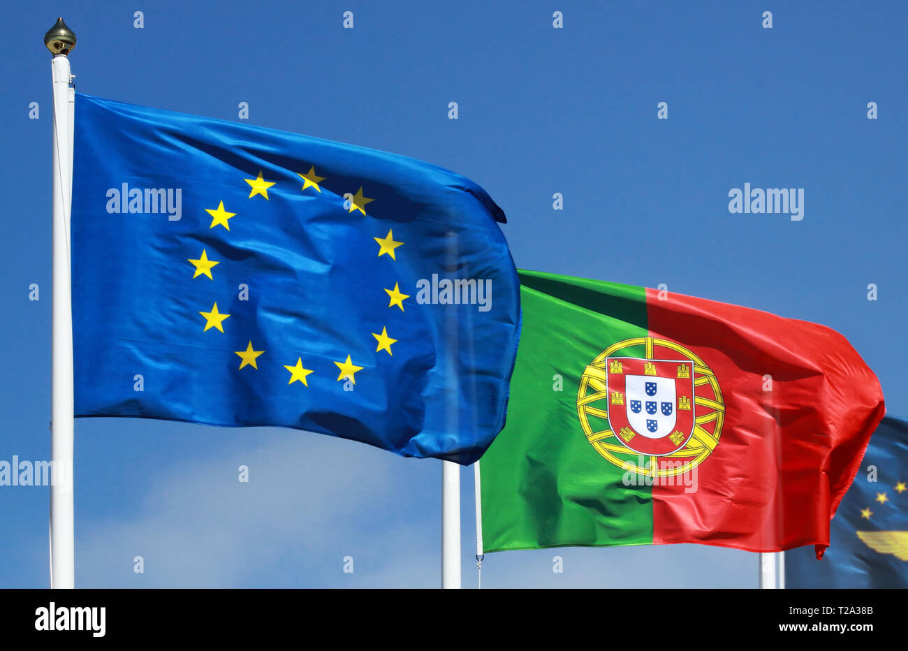 Pavillon du Portugal et de l'Union européenne dans le soleil Banque D'Images