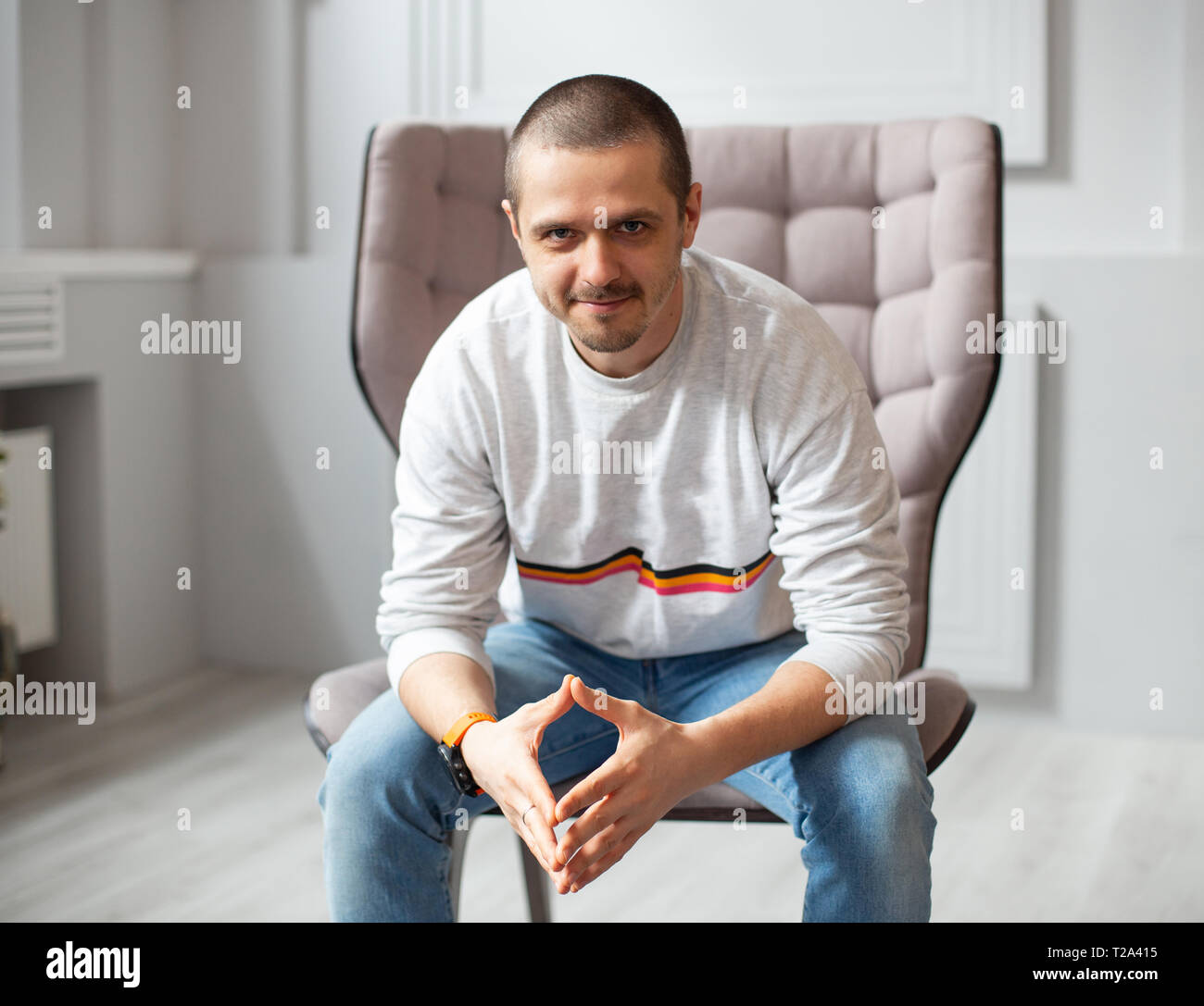 L'homme dans les vêtements de l'intérieur et président de séance à huis clos à Banque D'Images