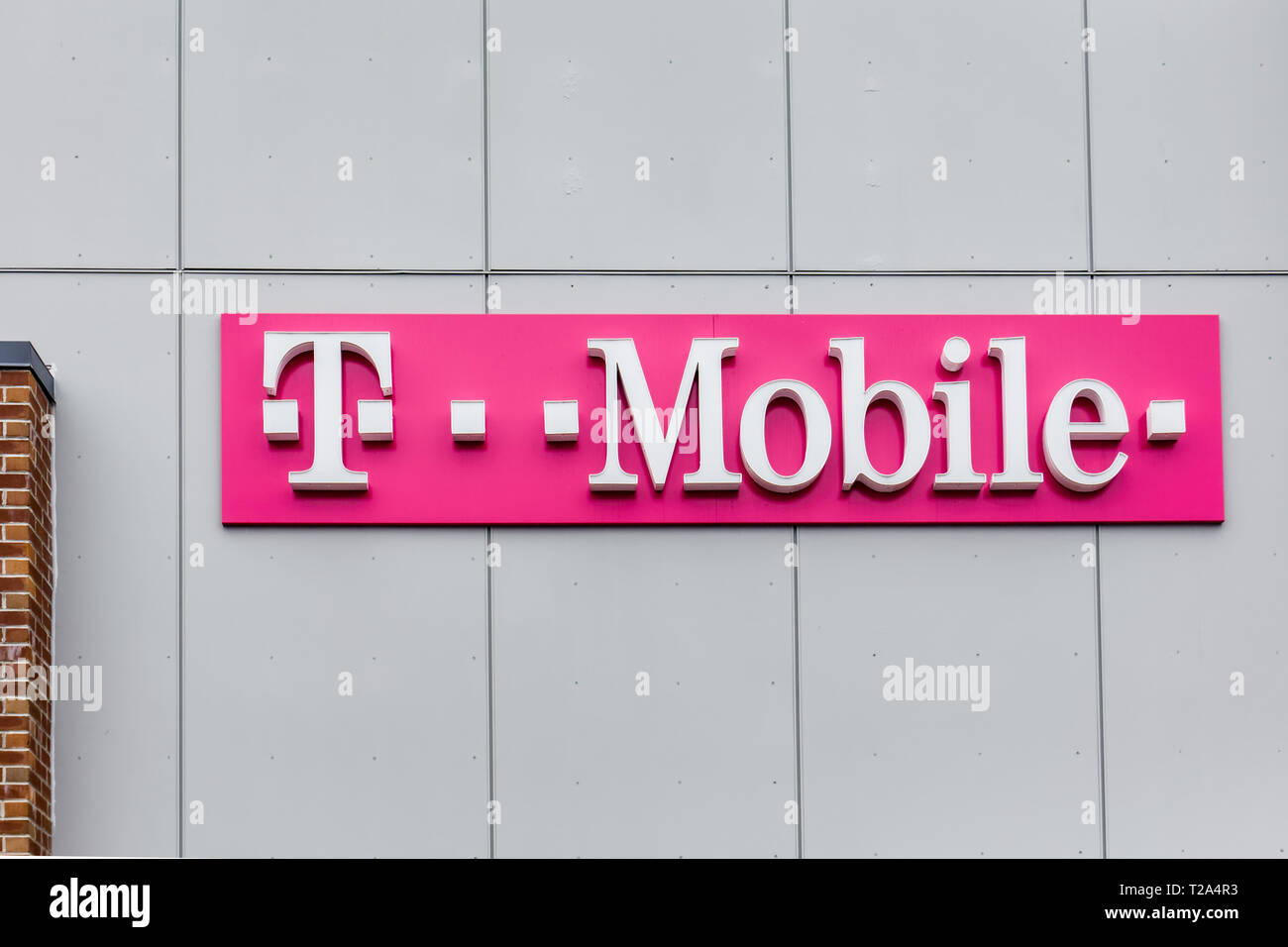 Baltimore, MD - 10 mars 2019 : T Mobile signe sur l'immeuble de 8833 Belair Rd pour le fournisseur de services sans fil qui offre des téléphones portables, de forfaits de données, interne Banque D'Images