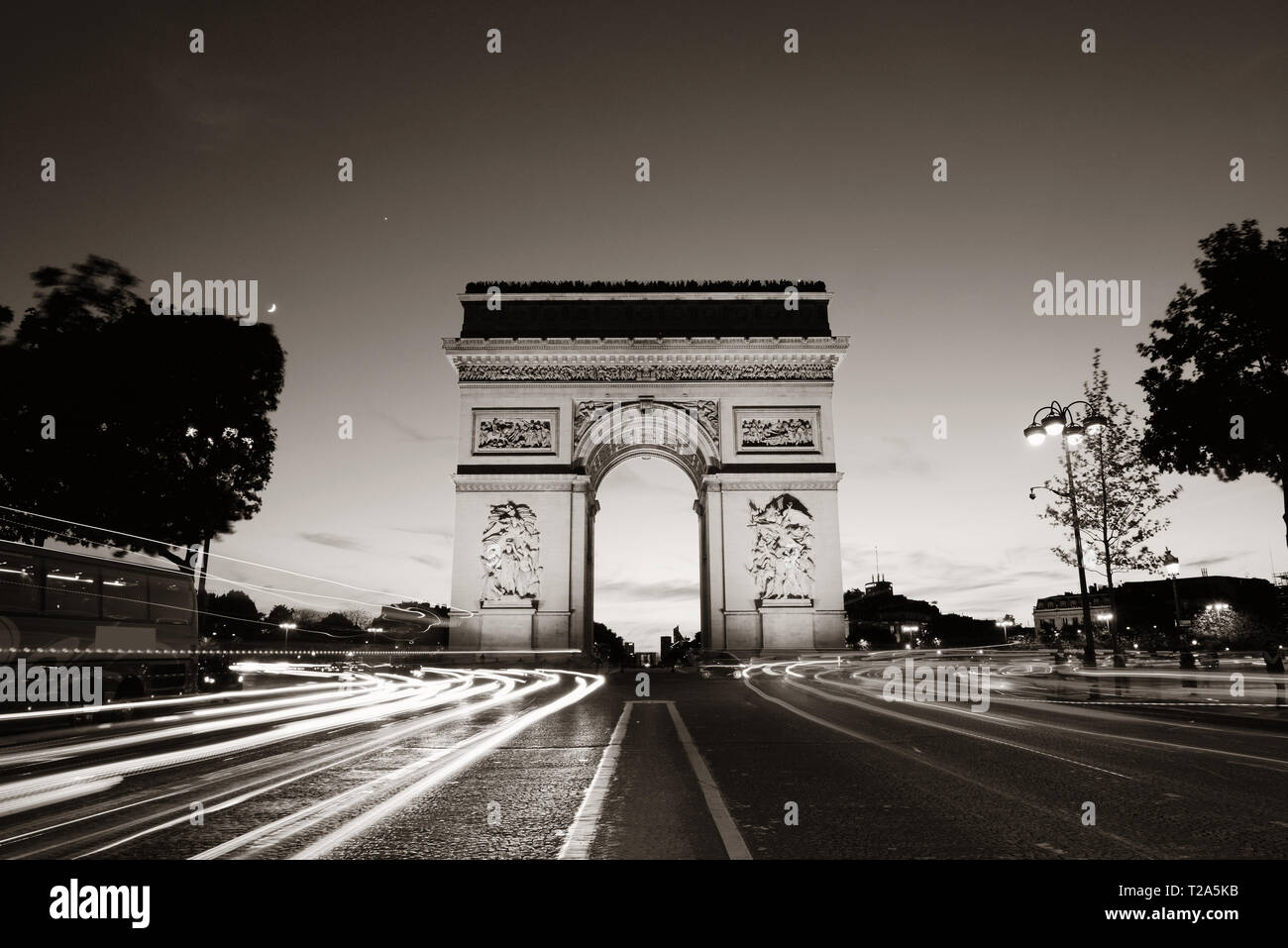 Arc de Triomphe et la rue nuit à Paris, France. Banque D'Images