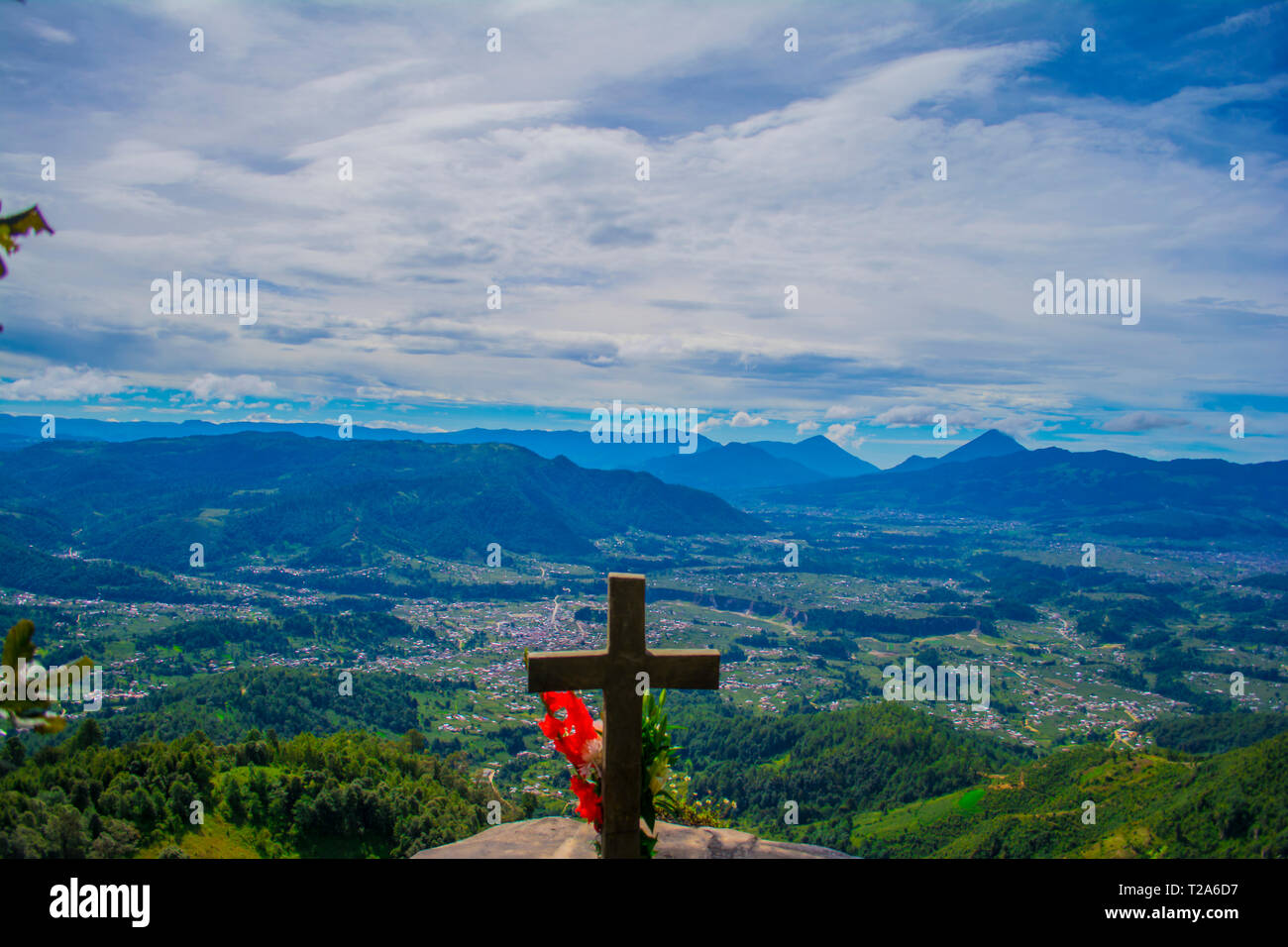 Mirador El granizo lugar sagrado por los pueblo mayas en cajola xela, vista al gran valle de los Altos xelaju noj . y los municipios montañas volcanes Banque D'Images