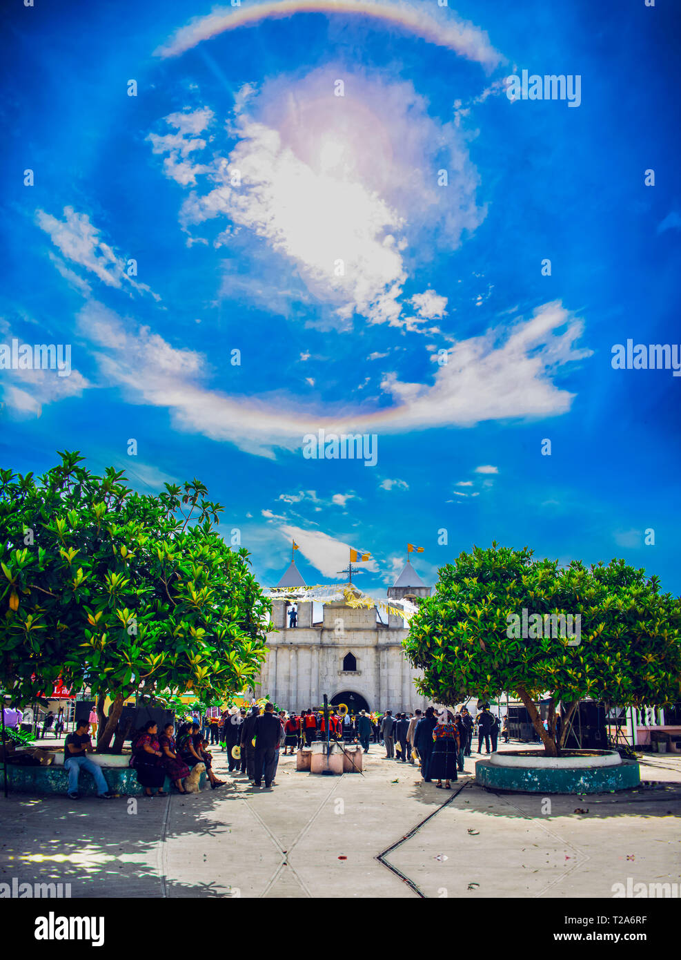 Église paroissiale de santo niño de la cruz cajola un dia de festividad, gran eclipse al sol 1 de mayo del 2018 gente libre y feliz tradicion cultua Banque D'Images