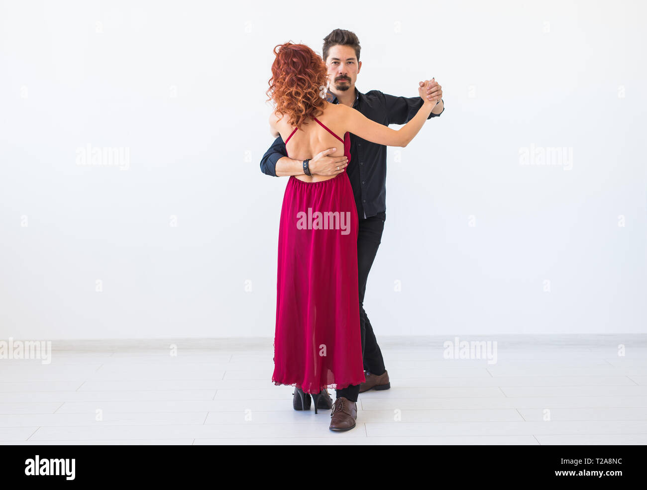 Romantique, danse sociale, personnes concept - couple dancing la salsa ou kizomba tango ou sur fond blanc. Banque D'Images