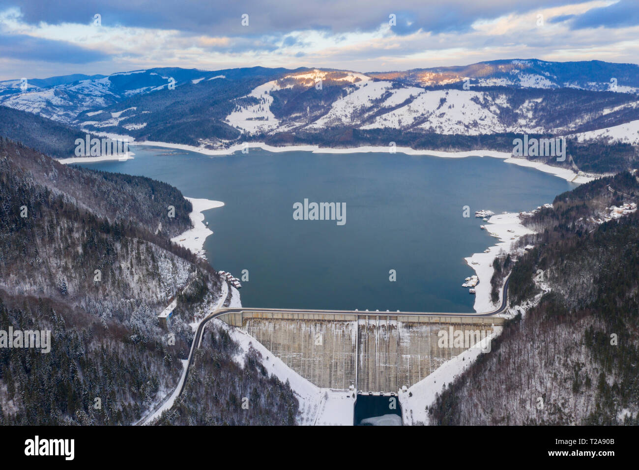 Vue aérienne de l'énergie barrage, paysage d'hiver au barrage de Bicaz en Roumanie Banque D'Images