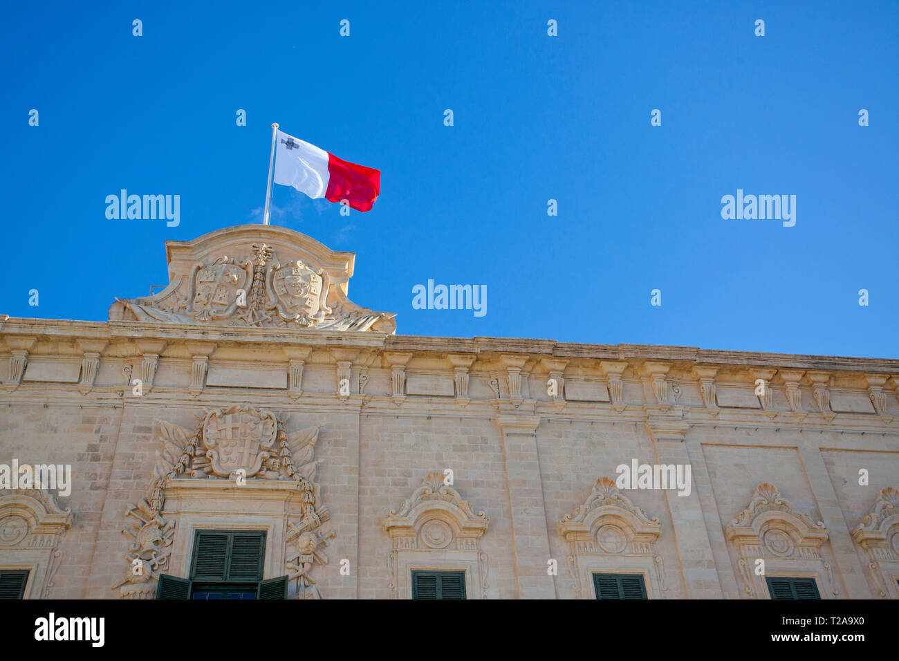 Auberge de Castille avec drapeau de Malte (gros plan) Banque D'Images