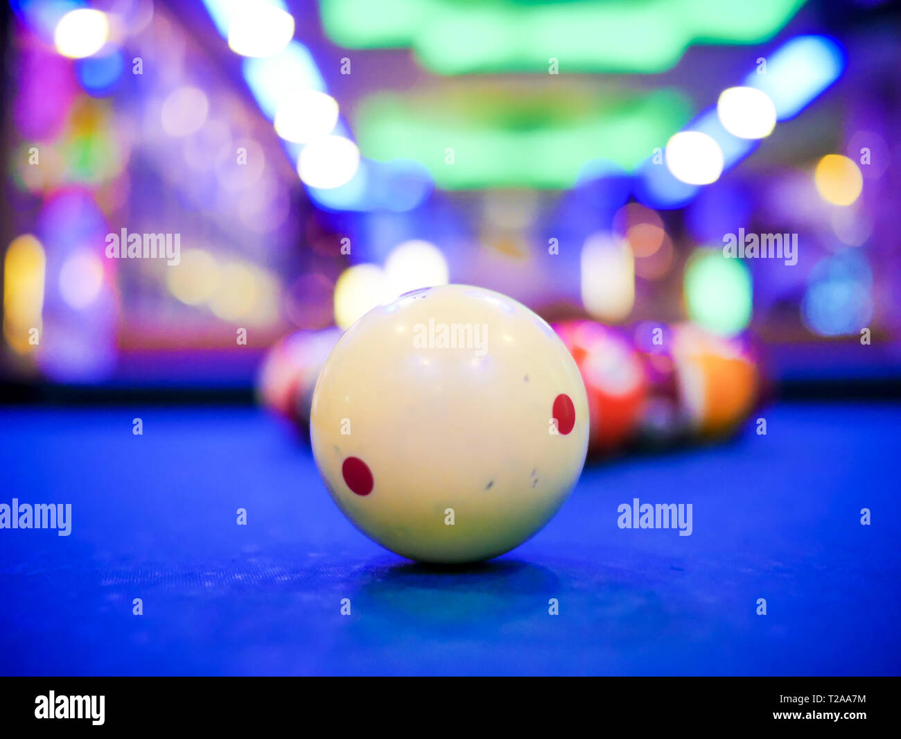 Snooker billard boule blanche nombre close up on pool table bleu Banque D'Images