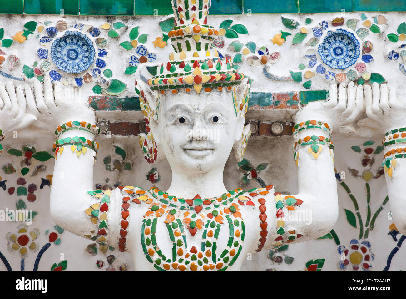 Siège à caryatide au Wat Arun, Bangkok, Thaïlande. Banque D'Images