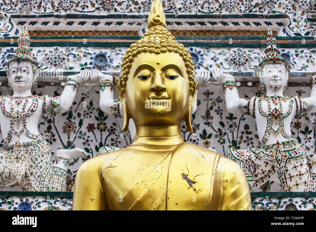 Bouddha dans le Prang Central avant de Wat Arun, Bangkok, Thaïlande. Banque D'Images