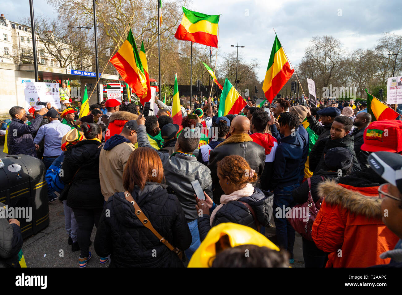 Beaucoup de gens agitant des drapeaux éthiopiens à l'extérieur de la station Marble Arch, London, UK Banque D'Images