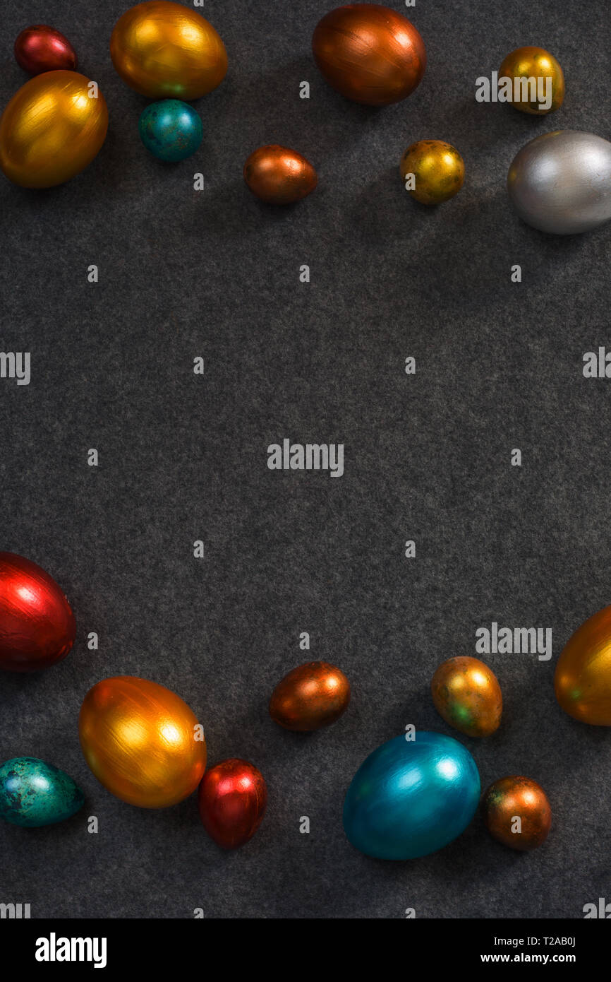 Élégant mode arrière-plan avec border frame de couleur de décoration des oeufs de Pâques métallique sur fond textile, copie espace pour le texte. Vue supérieure mise à plat Banque D'Images