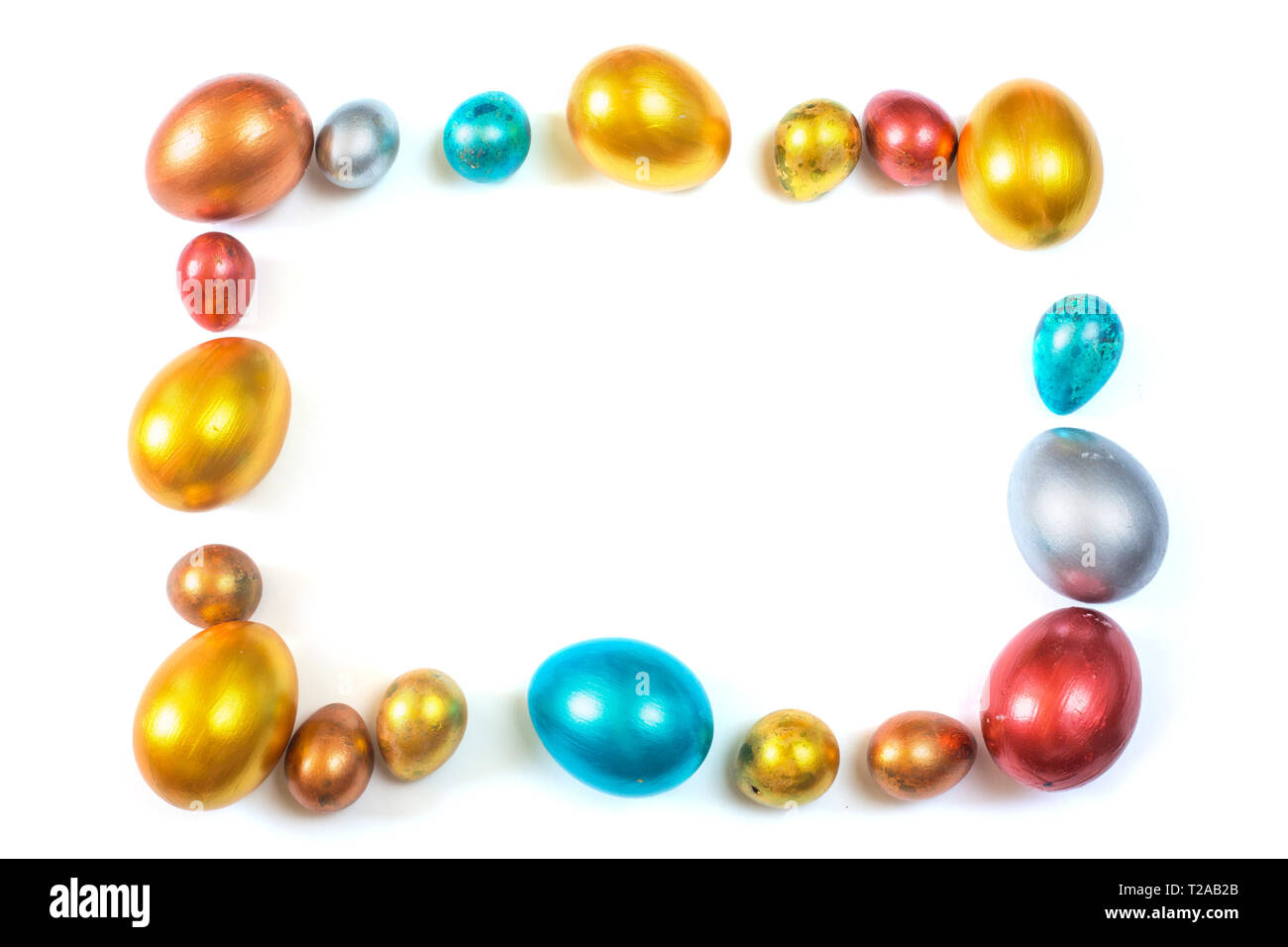 Les oeufs de pâques couleur design cadre frontière isolé sur fond blanc avec l'exemplaire de l'espace pour le contenu texte carte de vœux Banque D'Images