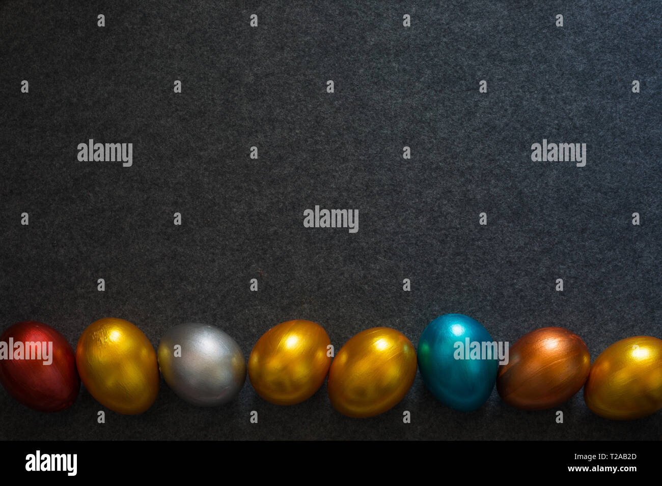 Élégant mode arrière-plan avec border frame de couleur de décoration des oeufs de Pâques métallique sur fond textile, copie espace pour le texte. Vue supérieure mise à plat Banque D'Images