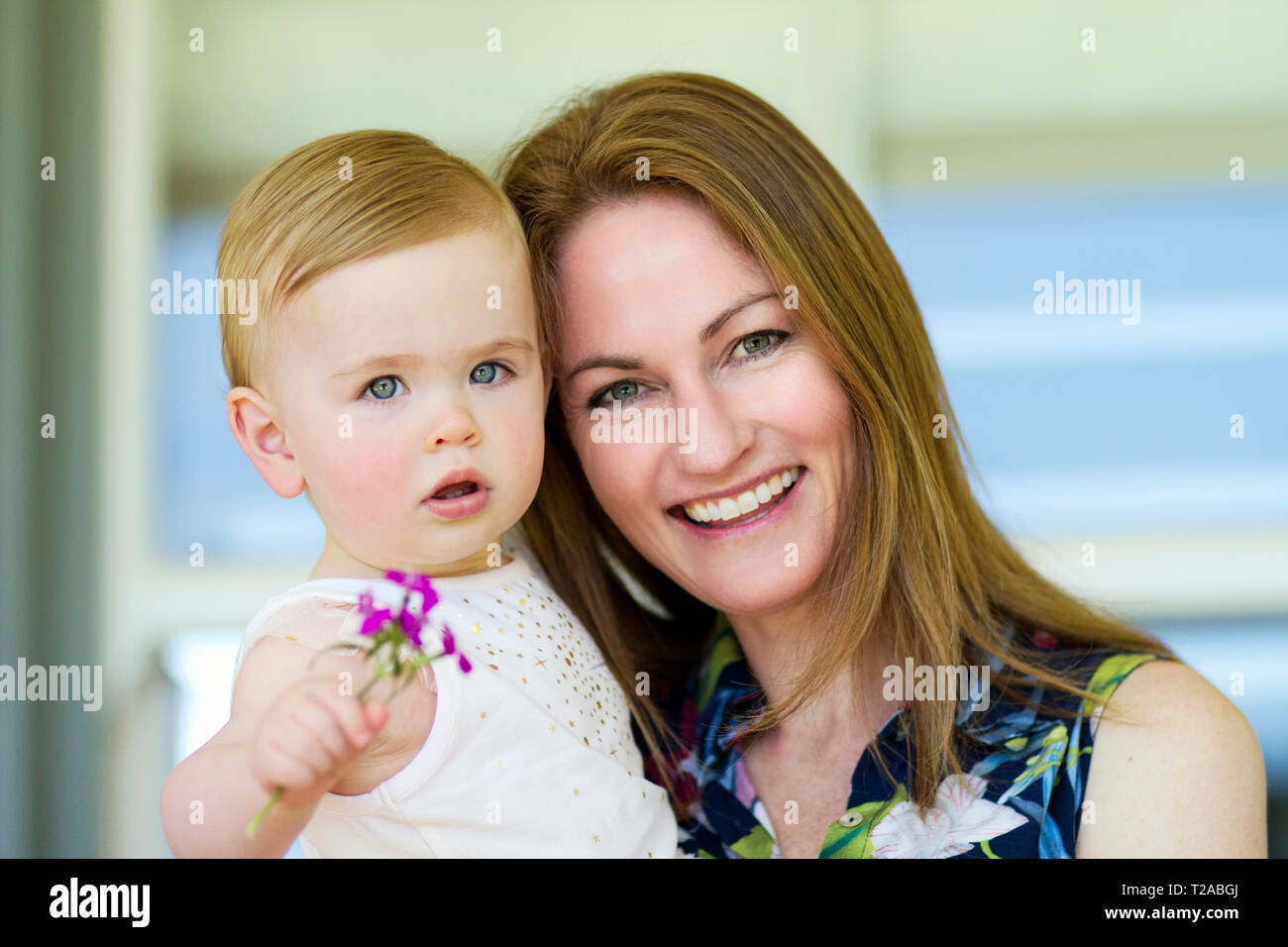 Maman avec sa soeur sourire Banque D'Images