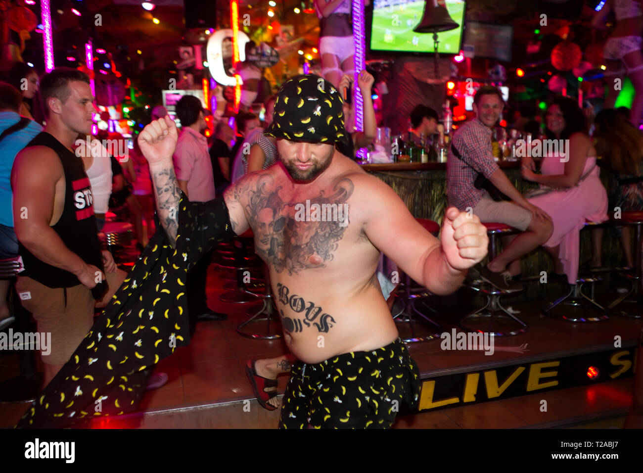PATONG - un touriste australien fait un acte de candidature spontanée en face d'un gogo bar sur Bangla Road. La rue est célèbre pour la vie nocturne. Banque D'Images