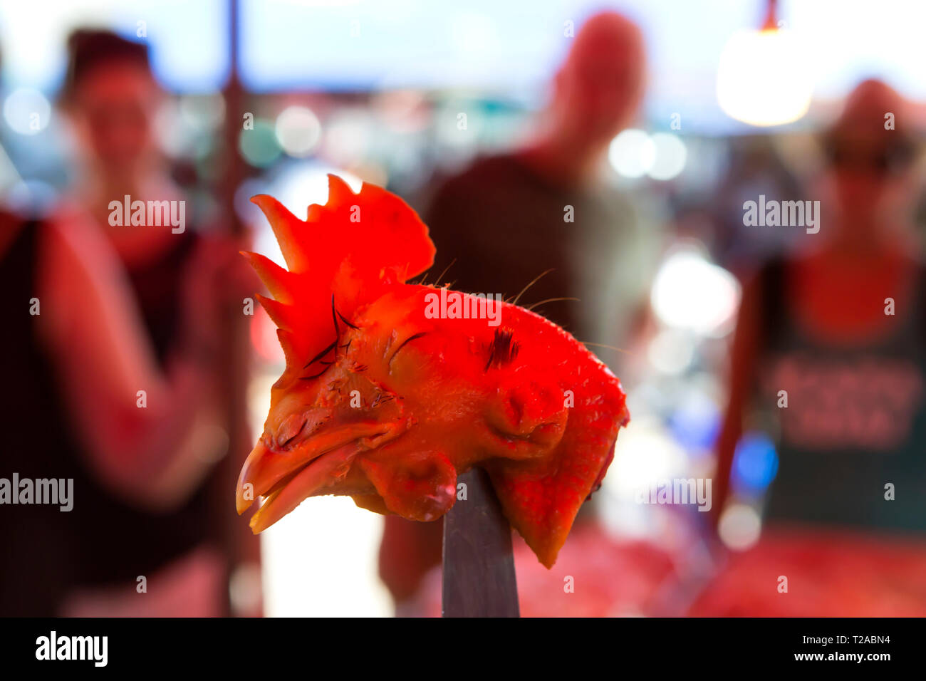 KATA - Tête de poulet sur un couteau sur le Kata marché. Les têtes sont un délice et frits mangés par les habitants. Banque D'Images