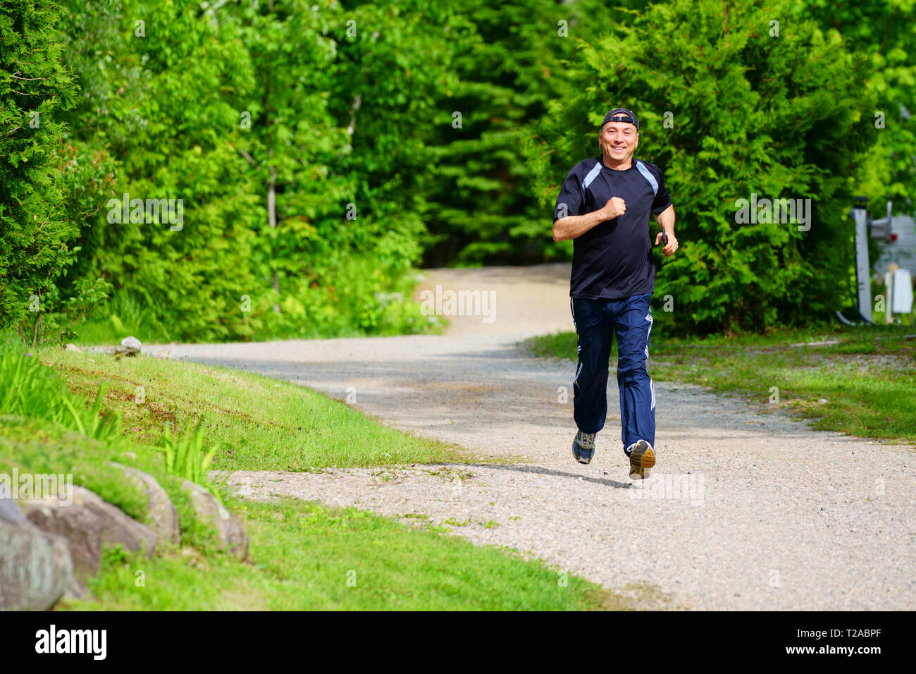 Un homme de race blanche est le jogging pendant une belle journée. Banque D'Images