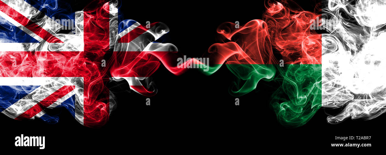 Royaume-uni contre Madagascar malgache, smoky mystic drapeaux placés côte à côte. La fumée épaisse et soyeuse de couleur drapeaux de Grande-Bretagne et Madagascar, Mada Banque D'Images