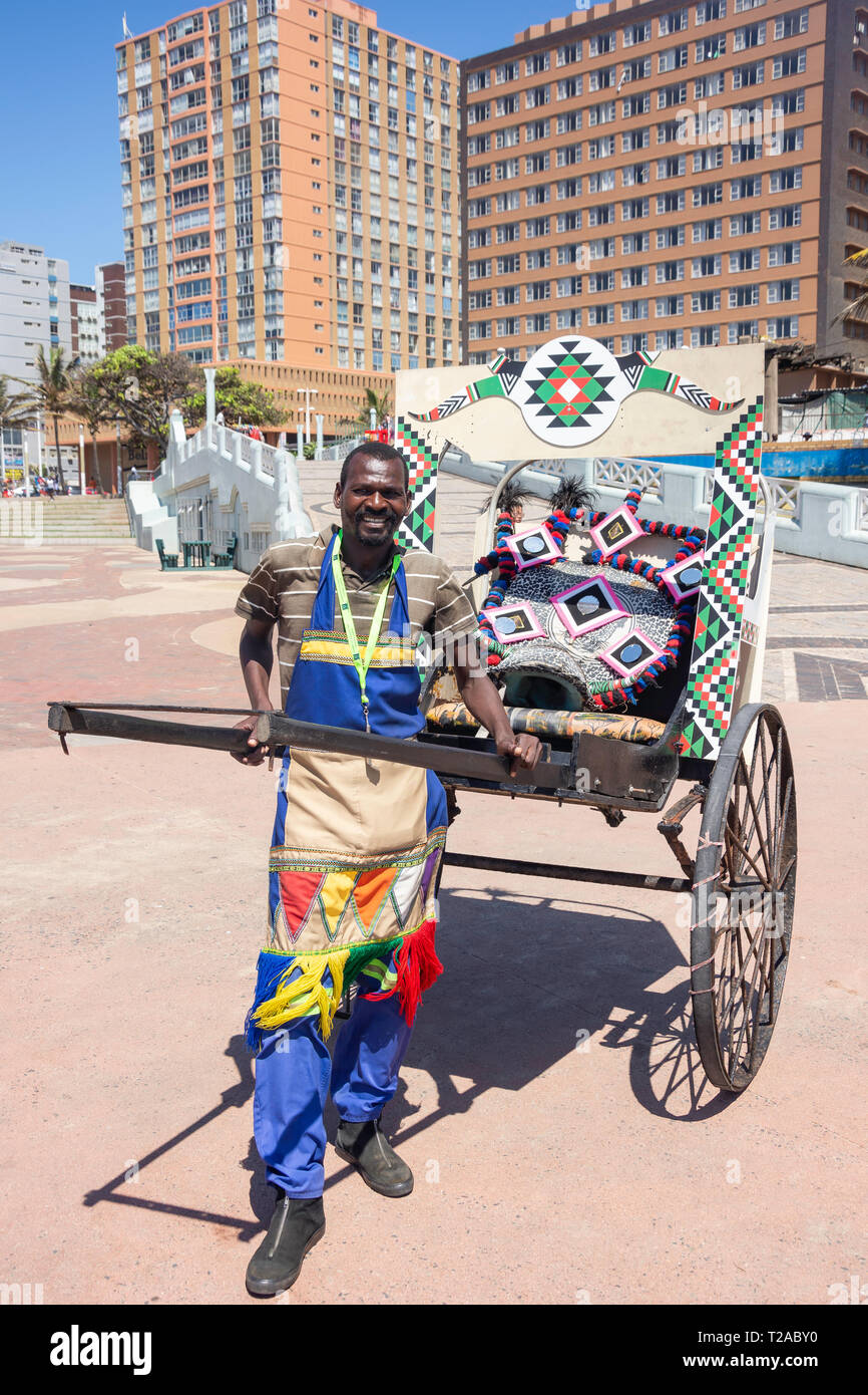 Zulu conducteur de pousse-pousse sur la promenade de la plage, Snell Parade, plage centrale, Durban, KwaZulu-Natal, Afrique du Sud Banque D'Images