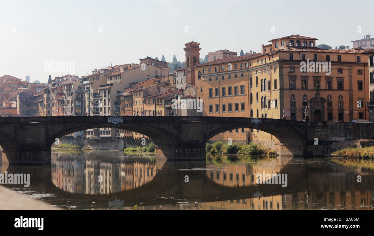 Florence, Italie - 8 août 2018 : les gens sur le Ponte Santa Trinita pont sur l'Arno. C'est le plus ancien pont en arc elliptique dans le monde, l'aci Banque D'Images