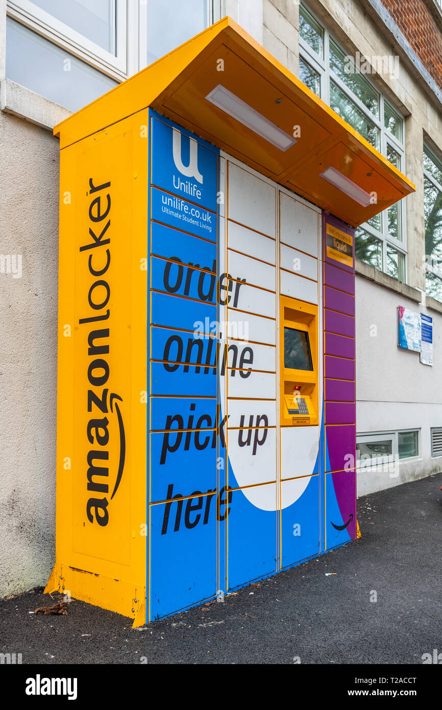 Un casier Amazon coloré situé à l'extérieur dans un lieu public à Southampton, Angleterre, Royaume-Uni Banque D'Images