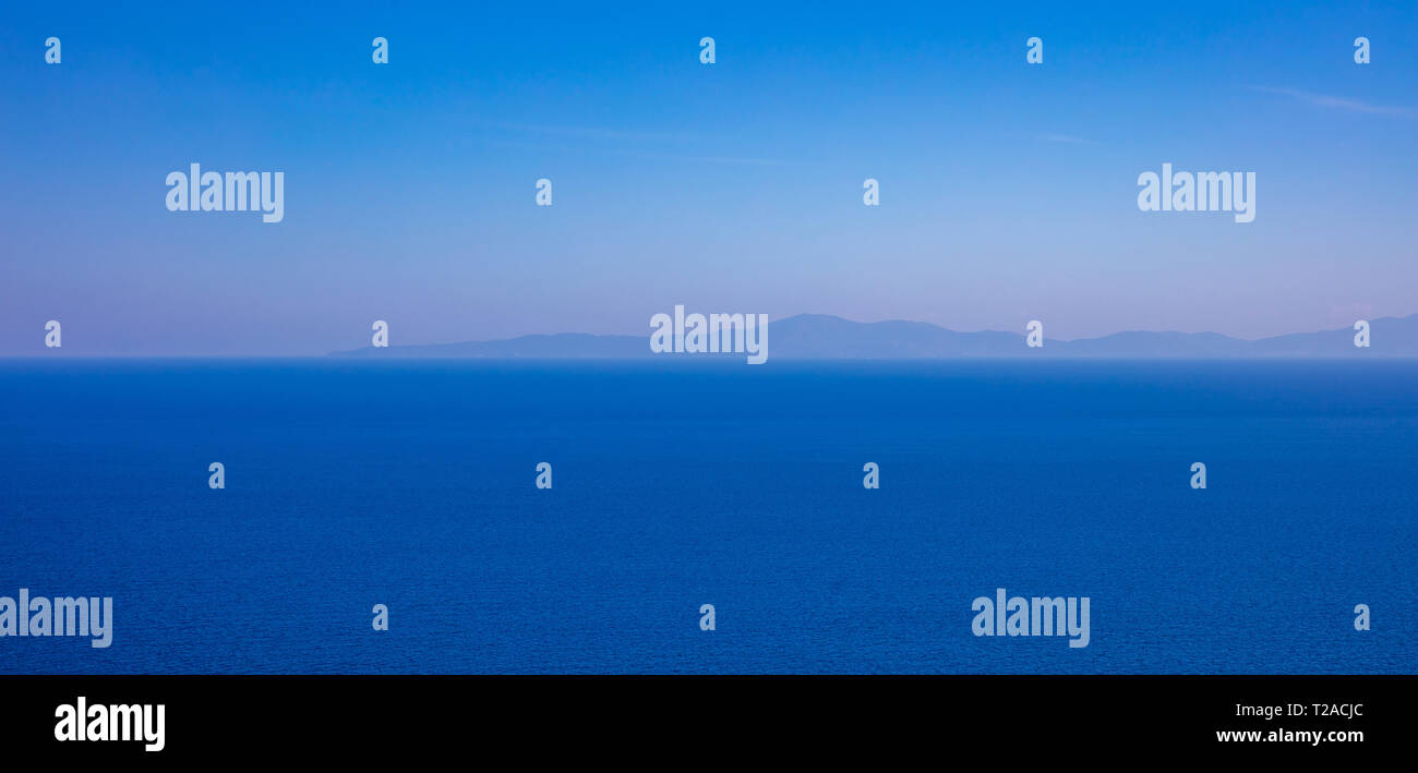 La Grèce. Mer Égée, tons de bleu. Clair bleu ciel et mer calme. Des silhouettes en montagne couleur bleu pastel, la bannière Banque D'Images
