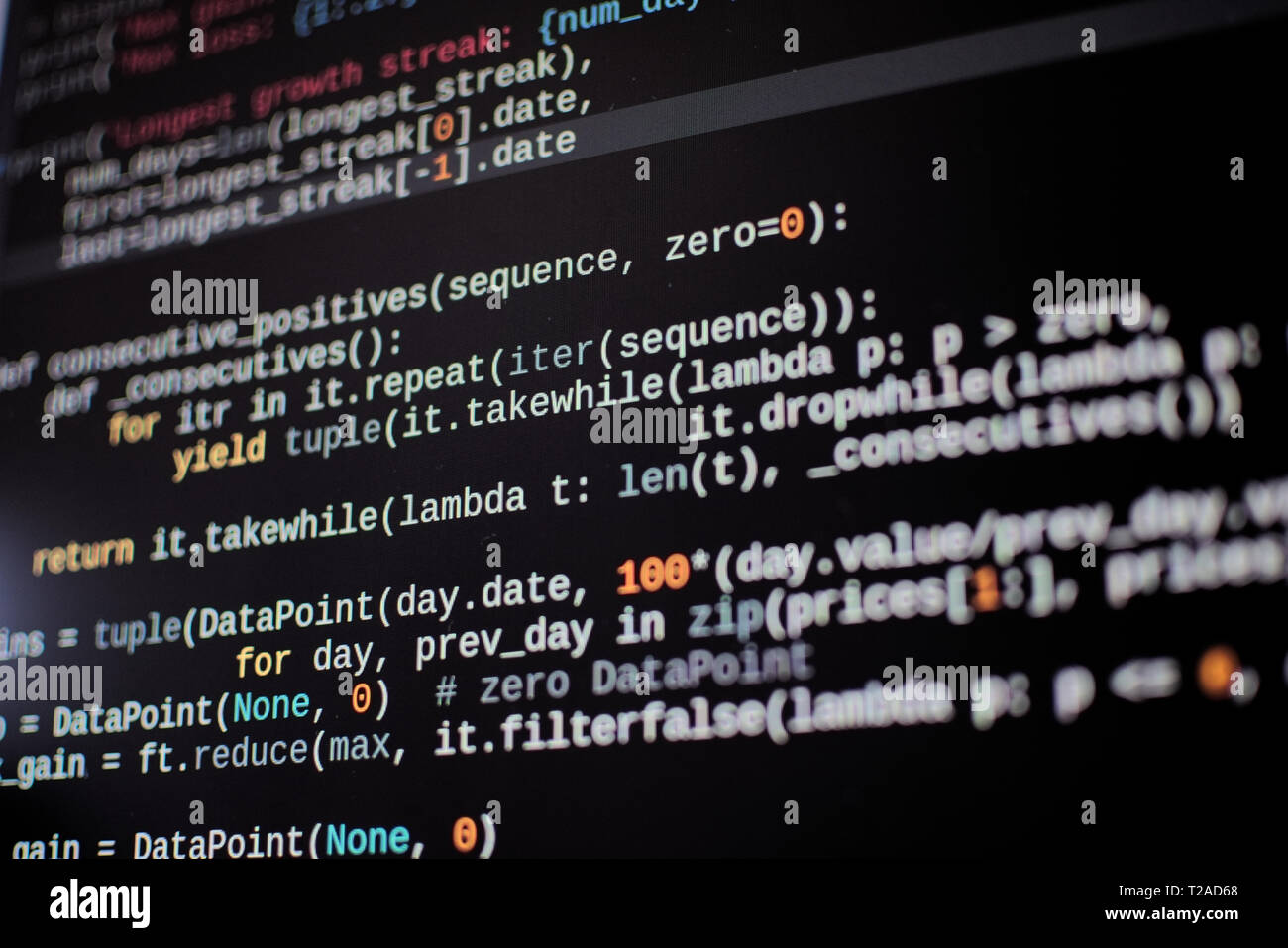 Les lignes de code source sur un écran d'ordinateur. Pixels de l'écran peut être vu. Banque D'Images
