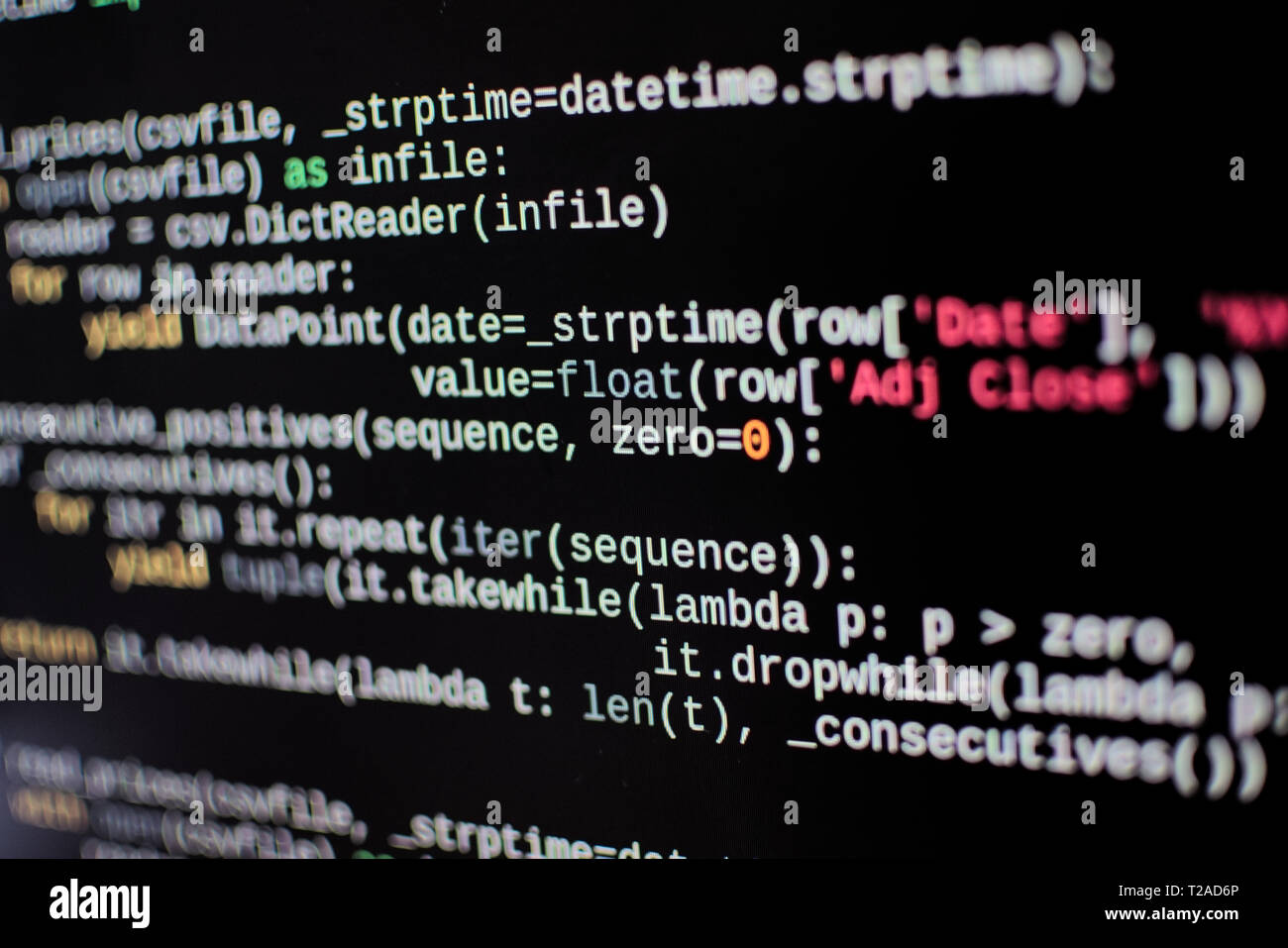 Les lignes de code source sur un écran d'ordinateur. Pixels de l'écran peut être vu. Banque D'Images