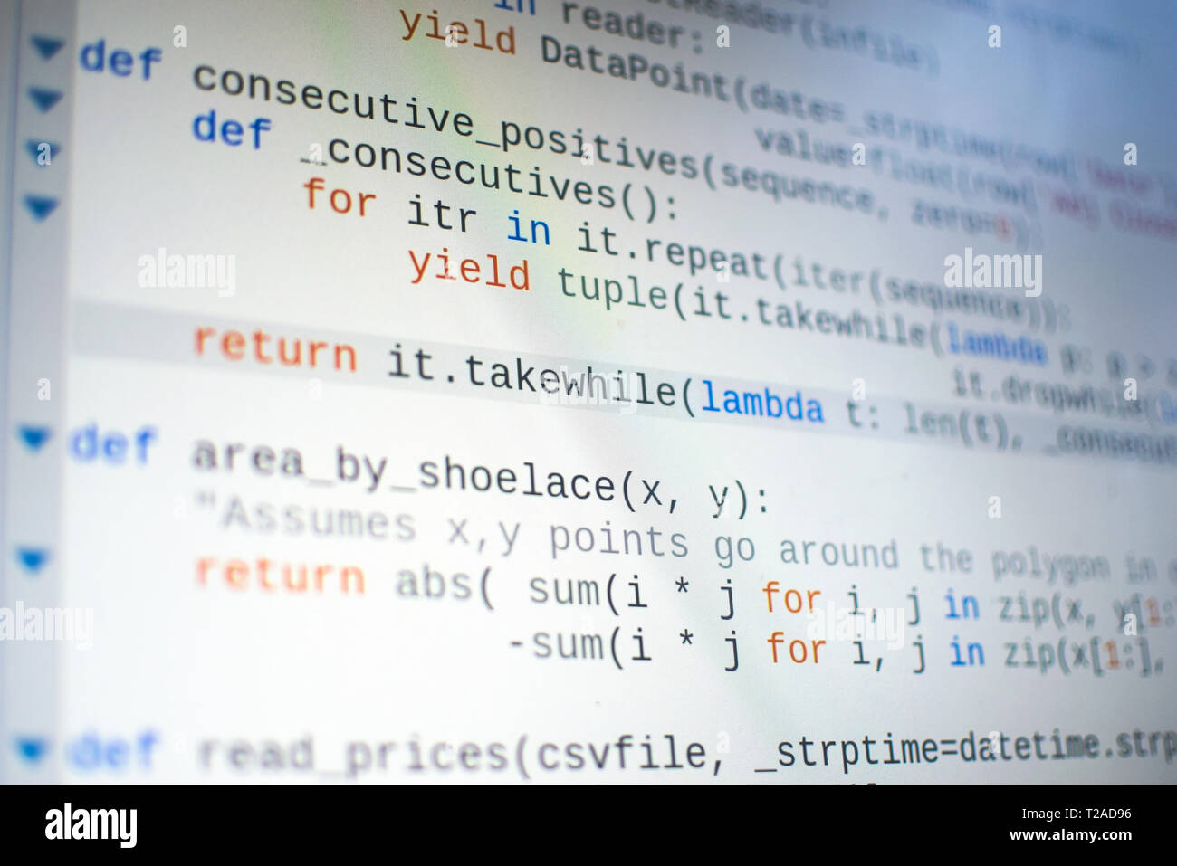 Les lignes de code source sur un écran d'ordinateur. Pixels de l'écran peut être vu. Banque D'Images