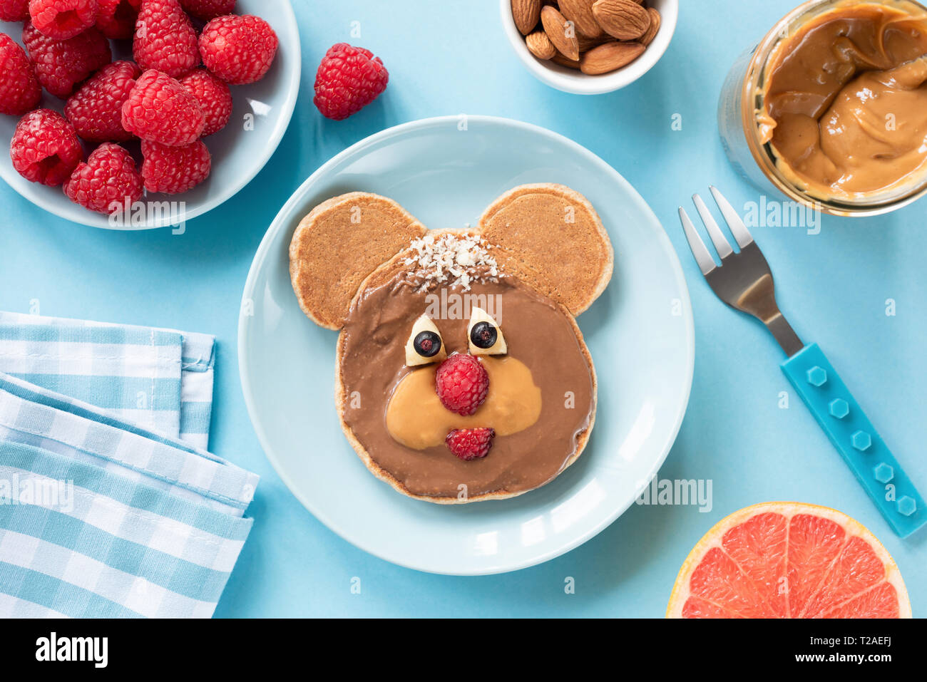 Crêpe en forme d'un ours pour les enfants sur la plaque bleue. Salle de petit-déjeuner colorée pour les enfants en bonne santé. Vue d'en haut Banque D'Images