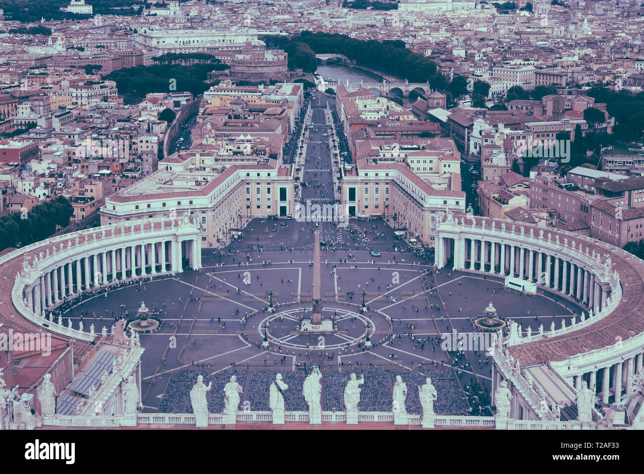 Vue panoramique sur la Place St Pierre et la ville de Rome à partir de la Basilique Papale de Saint Pierre (St. La Basilique Saint-Pierre). Journée d'été et les gens marchent sur squar Banque D'Images