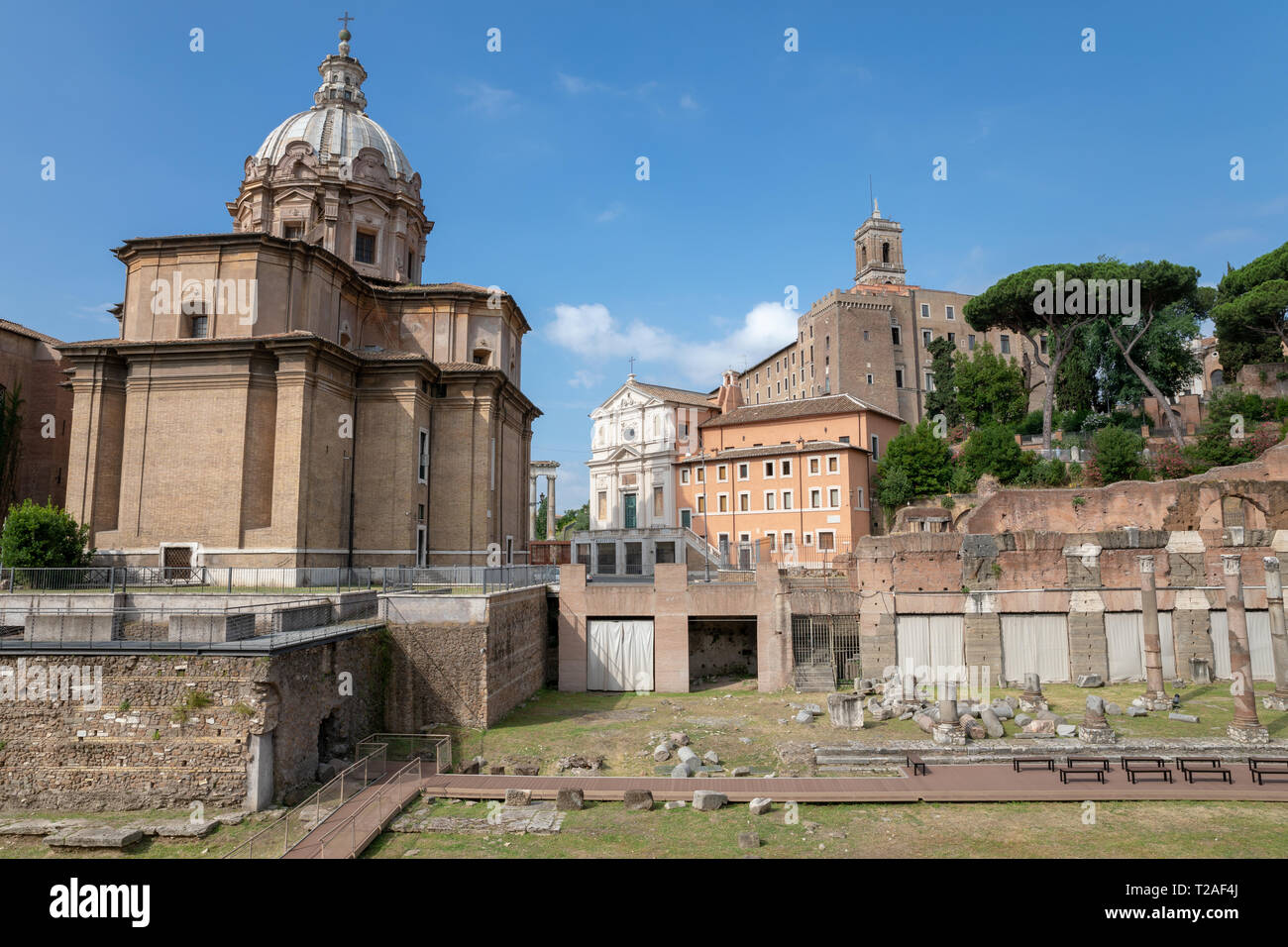 Rome, Italie - le 23 juin 2018 : vue panoramique du Forum de César, également connu sous le nom de forum Iulium, Curia Julia (Sénat) et de l'église Santi Luca e Martina Banque D'Images
