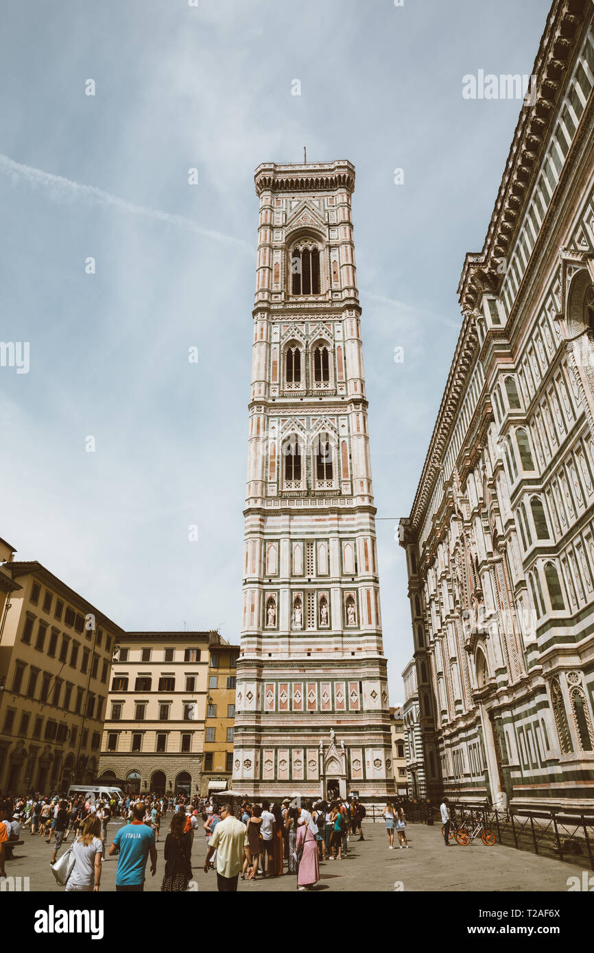 Florence, Italie - 24 juin 2018 : vue panoramique de Giotto's Campanile campanile qui fait partie de la cathédrale de Florence sur la Piazza del Duomo. Les gens Banque D'Images