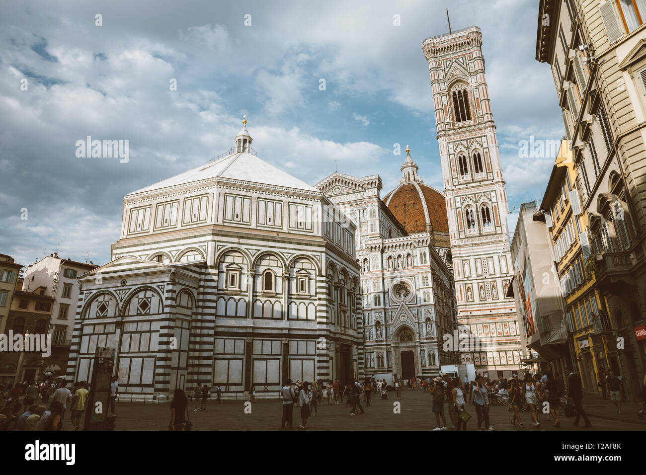 Florence, Italie - 24 juin 2018 : vue panoramique du complexe Duomo : Baptistère de Saint-Jean, Cattedrale di Santa Maria del Fiore et le campanile de Giotto Banque D'Images