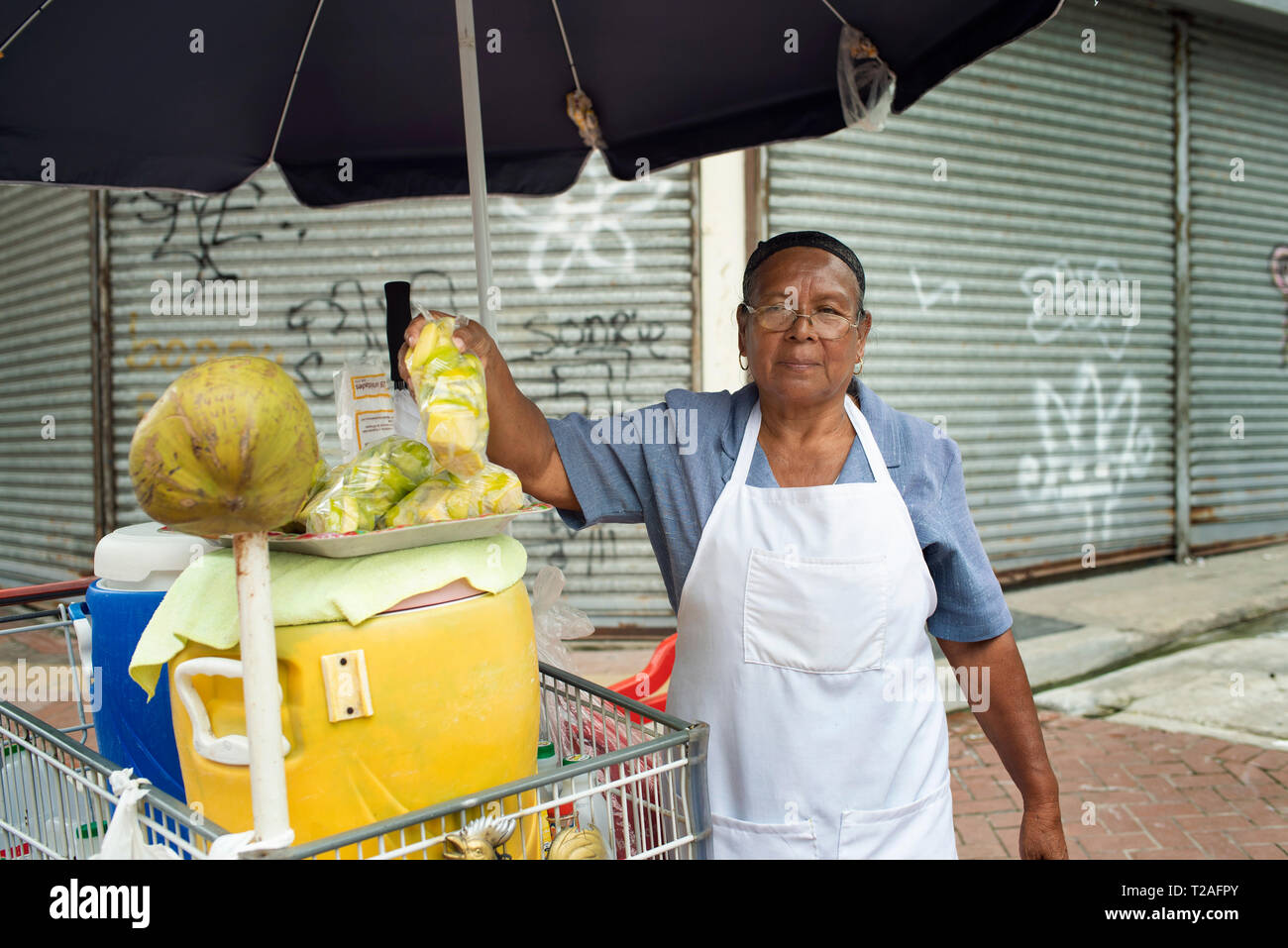 Femme vendant des fruits sur la principale rue commerçante, l'avenue centrale. La ville de Panama, Panama. Usage éditorial uniquement. Oct 2018 Banque D'Images