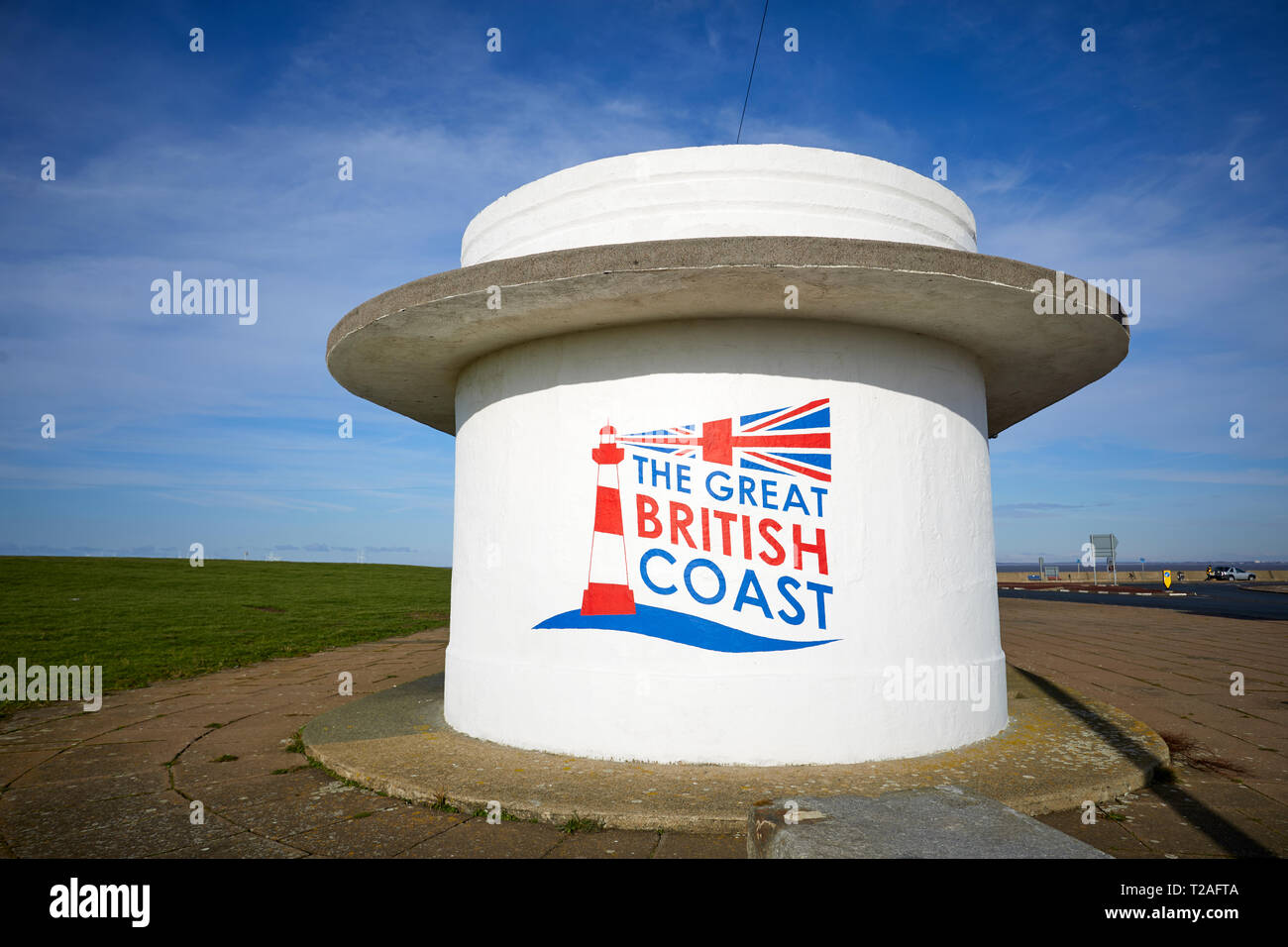 Nouvelle station balnéaire de Brighton Wallasey, Wirral, Merseyside, Angleterre. Le grand signe de manteau britannique peint à la main sur un arrêt de bus Banque D'Images
