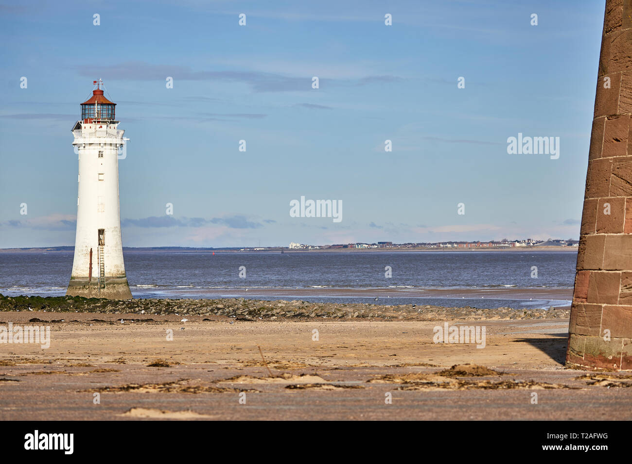 Nouvelle station balnéaire phare de Brighton Wallasey, Wirral, Merseyside, Angleterre sur la plage. Banque D'Images