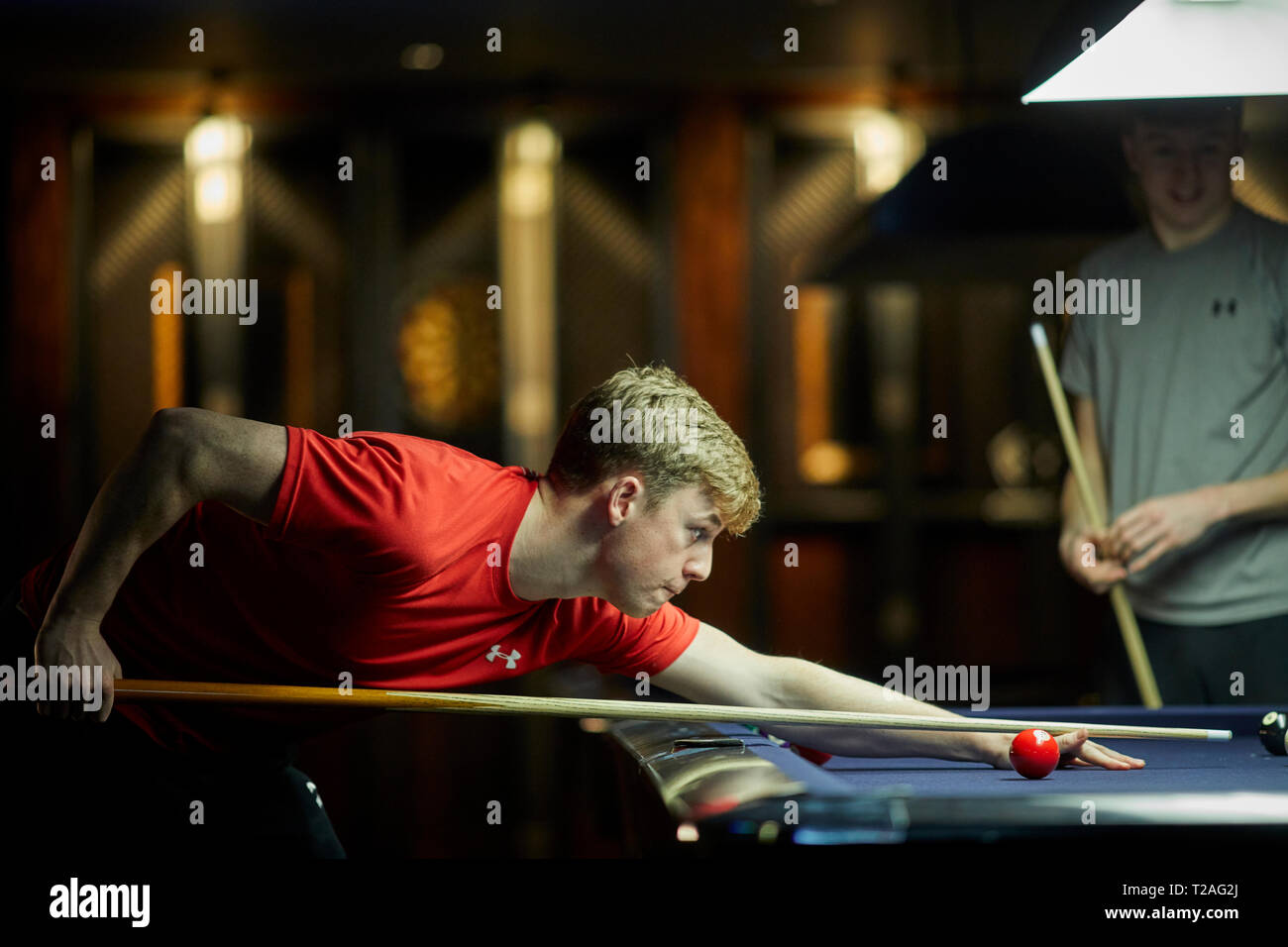 Table de billard à RILEYS LIVERPOOL rénovation salle de billard accueil d'un grand écran en direct foot Banque D'Images
