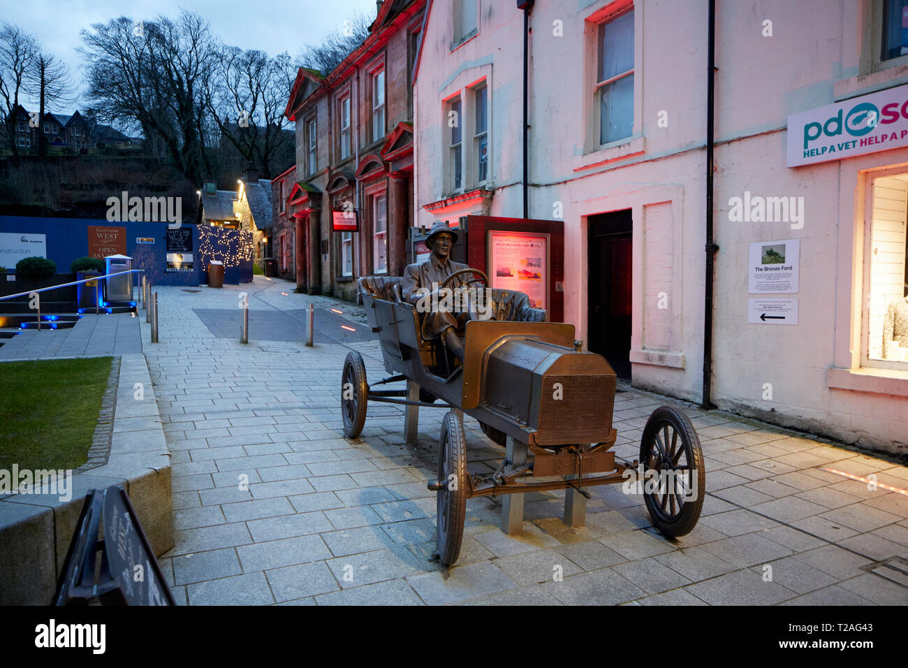 Haute-ville de Fort William Street statue en bronze commémorant le modèle T Ford voiture conduite jusqu'Ben Nevis un audacieux coup de publicité par Henry Alexander Banque D'Images