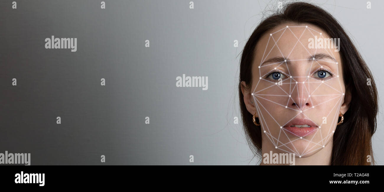 Système de reconnaissance faciale, concept. Jeune femme sur un fond gris, la reconnaissance faciale Banque D'Images