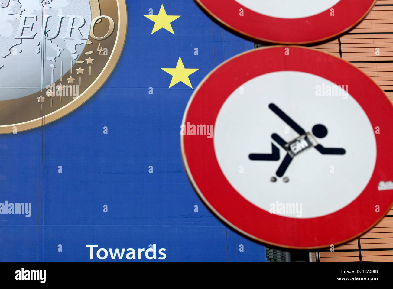 Bruxelles - signe de la circulation à l'immeuble Berlaymont, siège de la Commission européenne. Banque D'Images