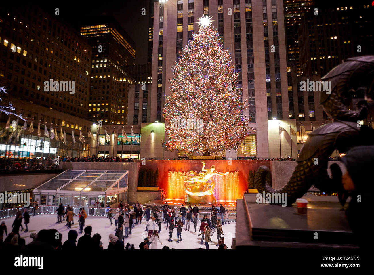 Décorations de Noël du Rockefeller Center et à l'extérieur de l'arbre , patinoire 5ème Avenue, Manhattan, New York la nuit Banque D'Images