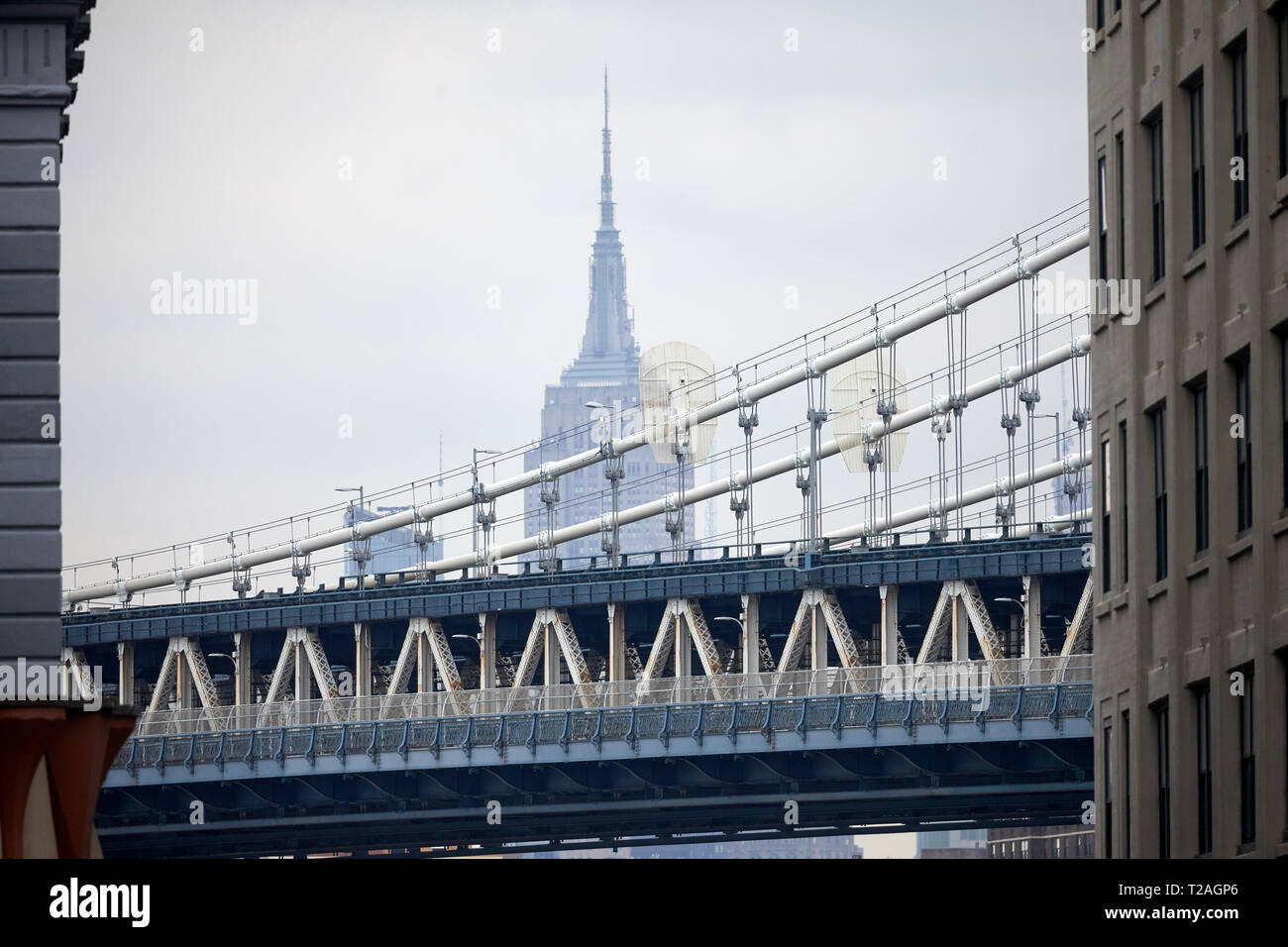 Close up detail pont reliant Manhattan Brooklyn (New York) encadré par monument empire state building Banque D'Images