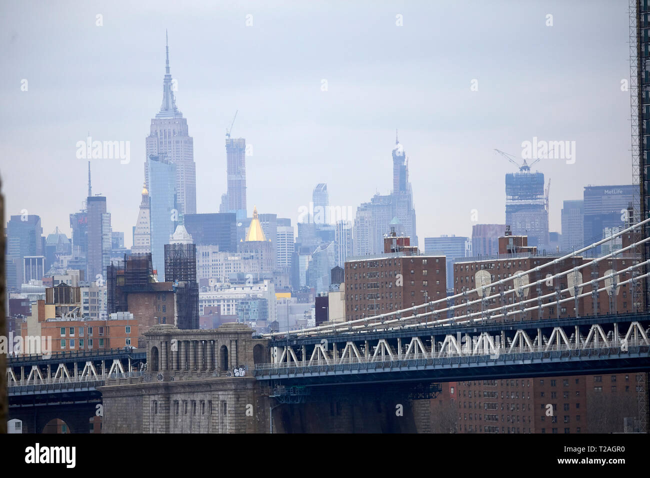 Close up detail pont reliant Manhattan Brooklyn (New York) encadré par monument empire state building et l'horizon Banque D'Images